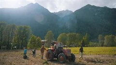 Schulfilm Alte Wurzeln, neue Ideen - Junge Bauern kämpfen für die Alpenvielfalt downloaden oder streamen